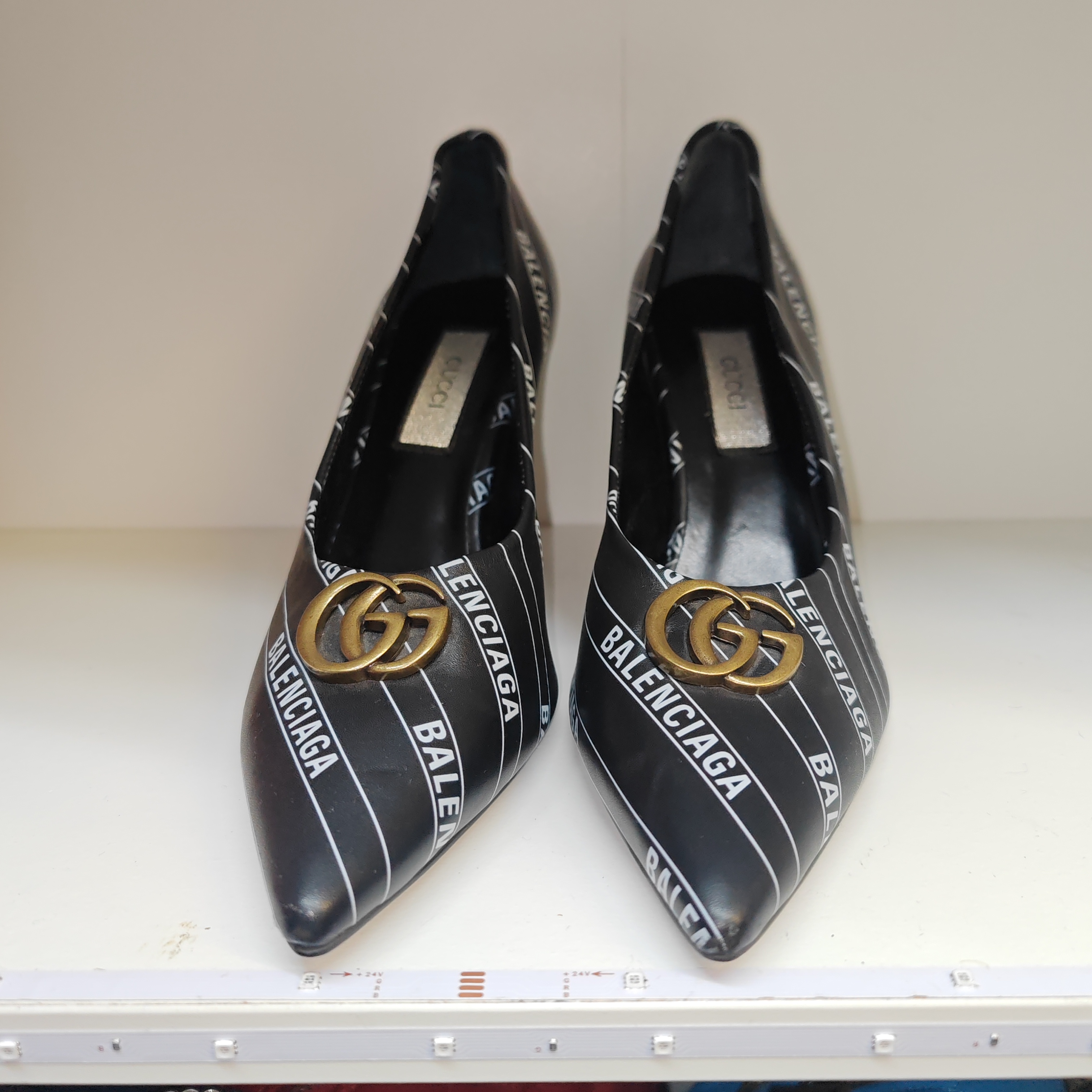 Black logo elegant pumps