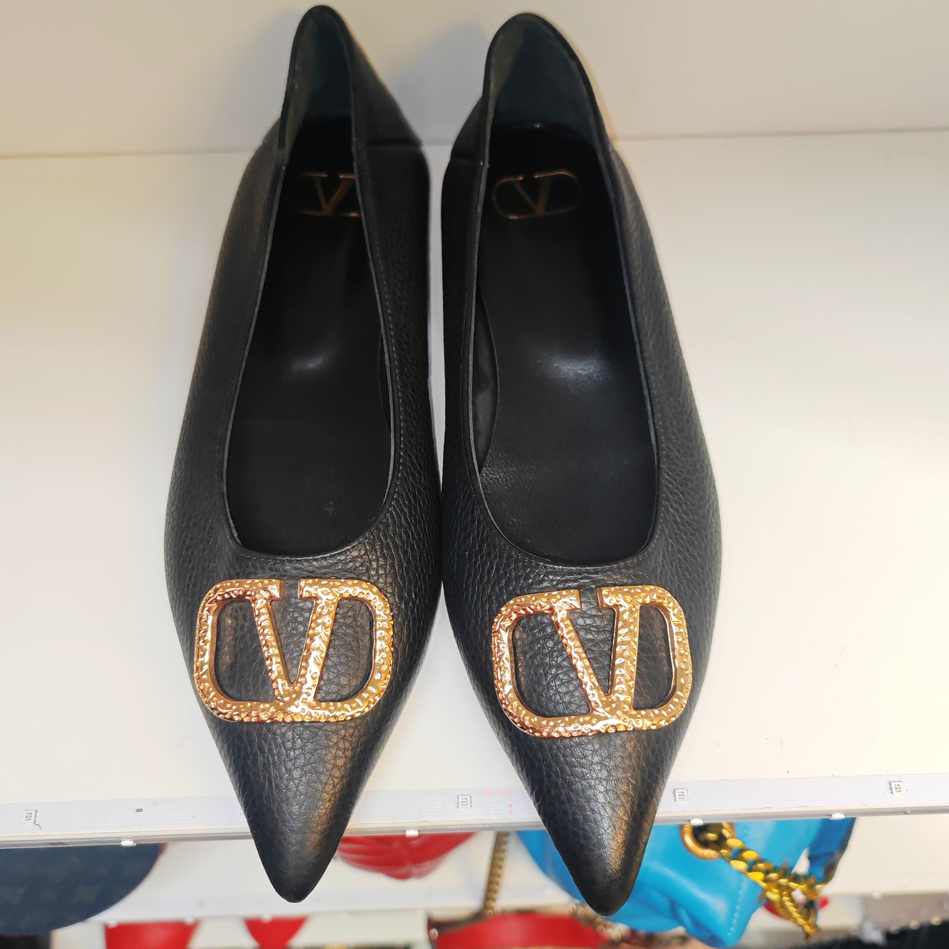 Flat shoe